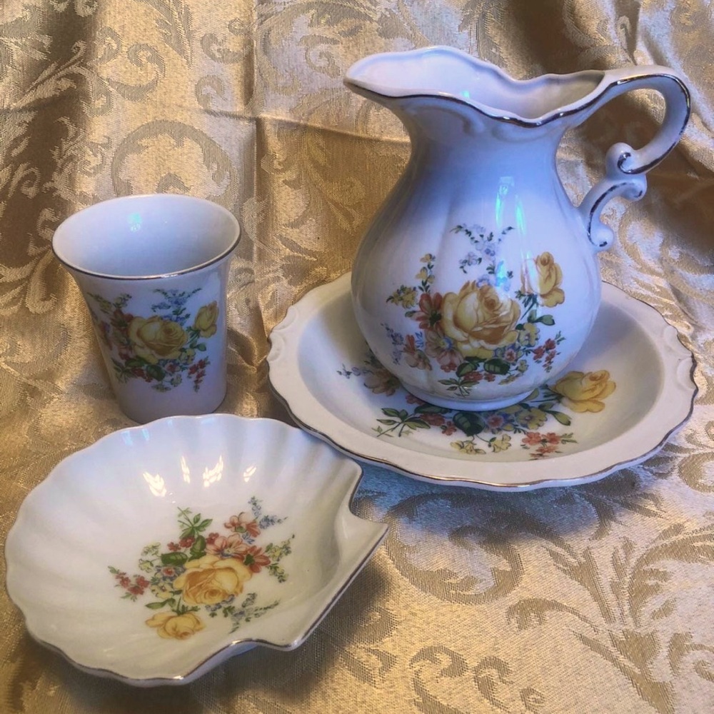 Royal Crown Toiletry or Bath Set Yellow Rose